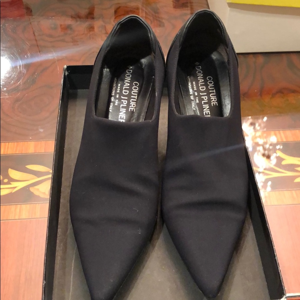 Donald J Pliner black pointy shoes in size 7.5